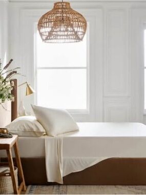 New Quince Bamboo Fitted Sheet and Flat Sheet Queen - White MSRP $110
